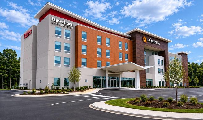 La Quinta Inn & Suites by Wyndham Mebane Exterior