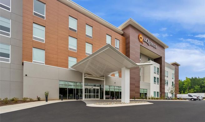 La Quinta Inn & Suites by Wyndham Mebane Exterior