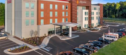 La Quinta Inn & Suites by Wyndham Mebane Exterior