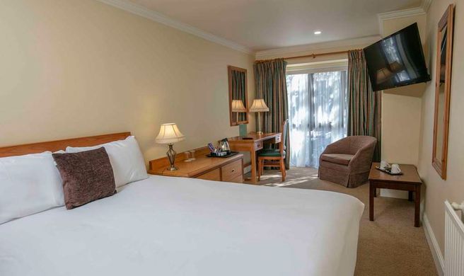 Knights Hill Hotel & Spa Exterior