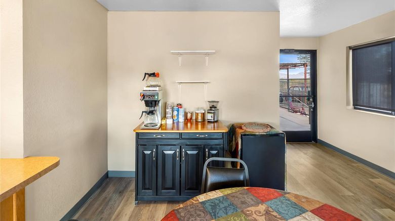 <b>Rodeway Inn Lobby</b>. Images powered by <a href="https://iceportal.shijigroup.com/" title="IcePortal" target="_blank">IcePortal</a>.