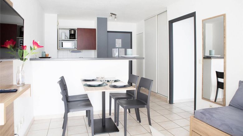 <b>Comfort Aparthotel Divonne La Versoix Room</b>. Images powered by <a href="https://iceportal.shijigroup.com/" title="IcePortal" target="_blank">IcePortal</a>.