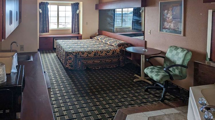 St Clair Inn & Suites Room