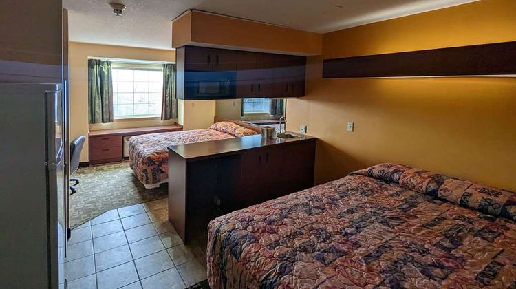 St Clair Inn & Suites Room