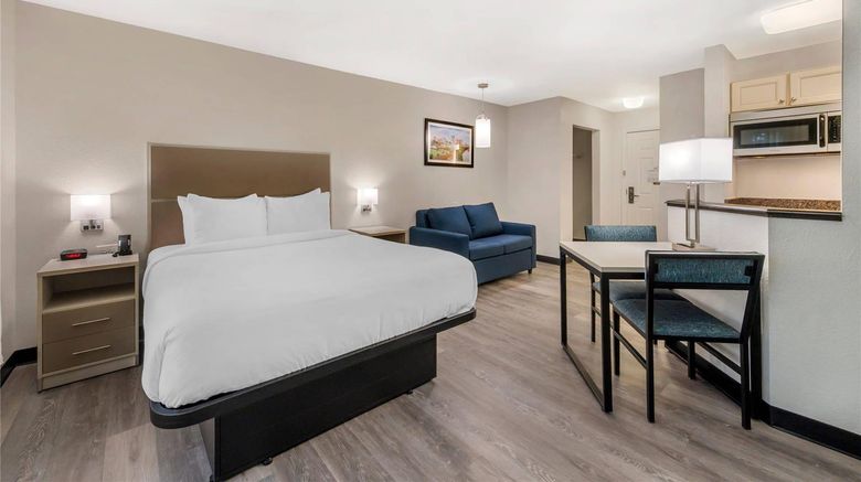 <b>Dulles Suites Room</b>. Images powered by <a href="https://iceportal.shijigroup.com/" title="IcePortal" target="_blank">IcePortal</a>.