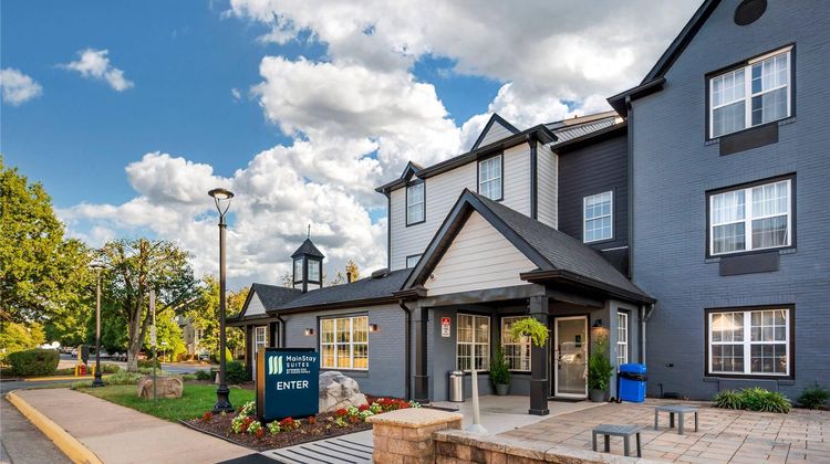 Dulles Suites Exterior