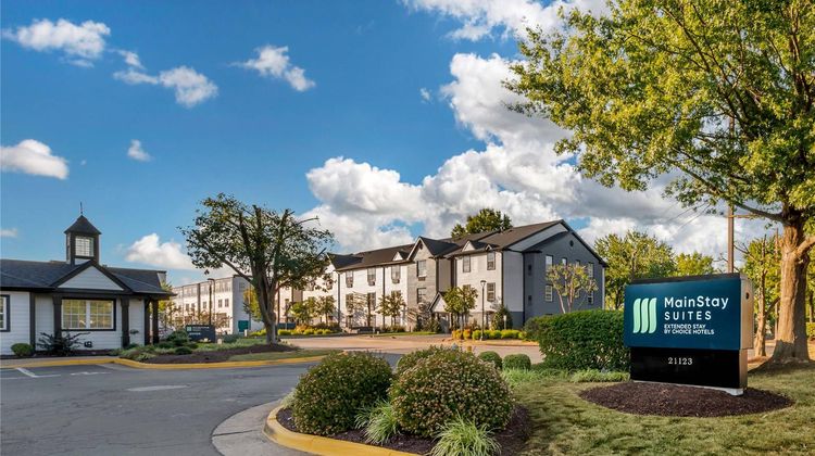 Dulles Suites Exterior