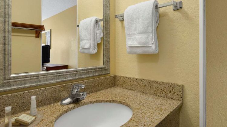 Baymont Inn & Suites Gainesville Room