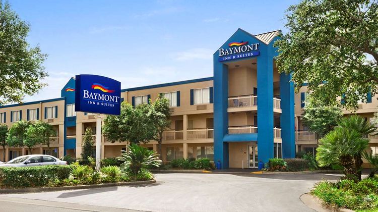 Baymont Inn & Suites Gainesville Exterior
