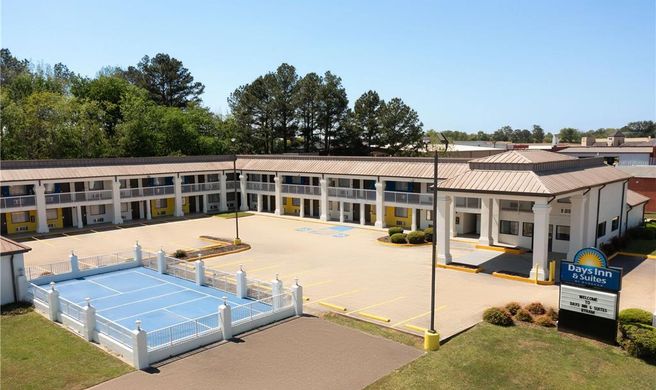 Days Inn & Suites by Wyndham Byram Exterior