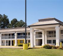 Days Inn & Suites by Wyndham Byram Exterior
