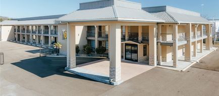 Super 8 by Wyndham Jackson MS Exterior