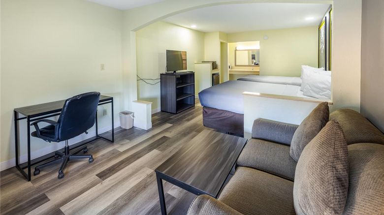 <b>Super 8 by Wyndham Jackson MS Room</b>. Images powered by <a href="https://iceportal.shijigroup.com/" title="IcePortal" target="_blank">IcePortal</a>.