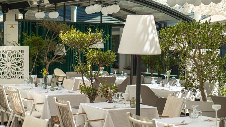 <b>Hotel du Golf Restaurant</b>. Images powered by <a href="https://iceportal.shijigroup.com/" title="IcePortal" target="_blank">IcePortal</a>.