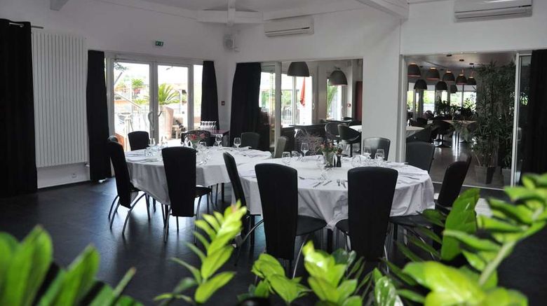 <b>Hotel du Golf Restaurant</b>. Images powered by <a href="https://iceportal.shijigroup.com/" title="IcePortal" target="_blank">IcePortal</a>.