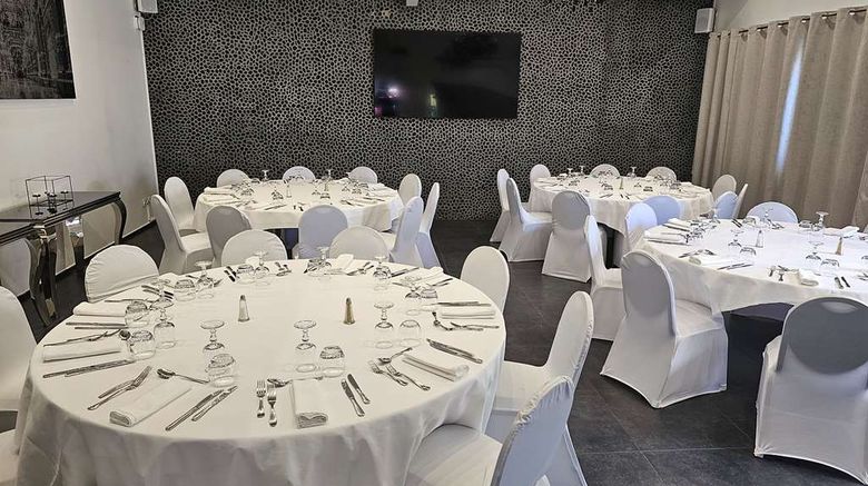<b>Hotel du Golf Restaurant</b>. Images powered by <a href="https://iceportal.shijigroup.com/" title="IcePortal" target="_blank">IcePortal</a>.