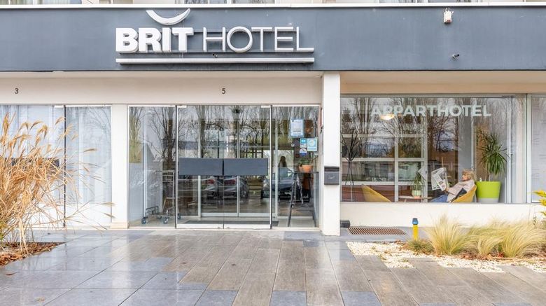 <b>Brit Hotel Le Parc Vichy Exterior</b>. Images powered by <a href="https://iceportal.shijigroup.com/" title="IcePortal" target="_blank">IcePortal</a>.