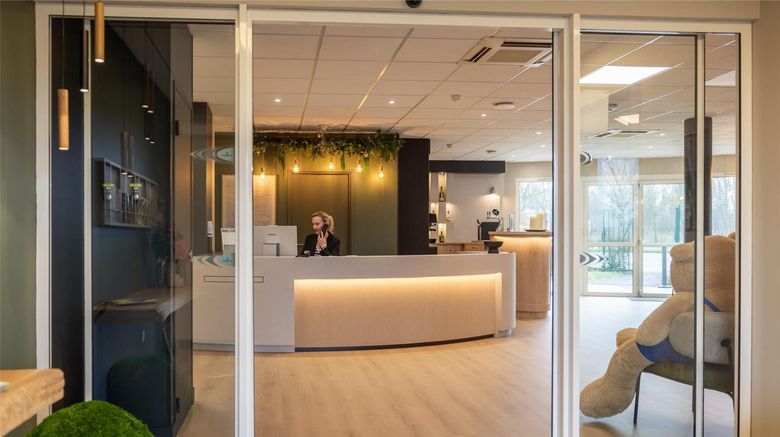 <b>Brit Hotel l'Adresse Lobby</b>. Images powered by <a href="https://iceportal.shijigroup.com/" title="IcePortal" target="_blank">IcePortal</a>.