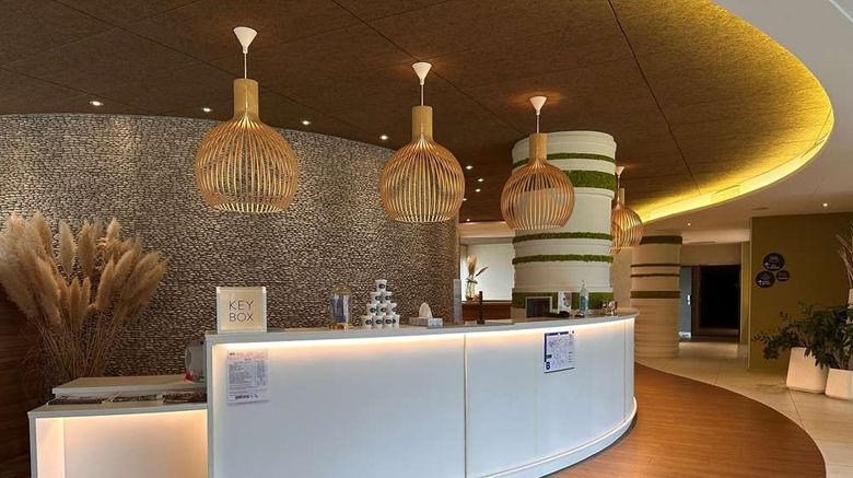 <b>Brit Hotel Saint Brieuc Plerin Lobby</b>. Images powered by <a href="https://iceportal.shijigroup.com/" title="IcePortal" target="_blank">IcePortal</a>.