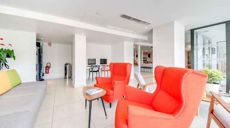 <b>Brit Hotel Porte d'Espagne Meeting</b>. Images powered by <a href="https://iceportal.shijigroup.com/" title="IcePortal" target="_blank">IcePortal</a>.