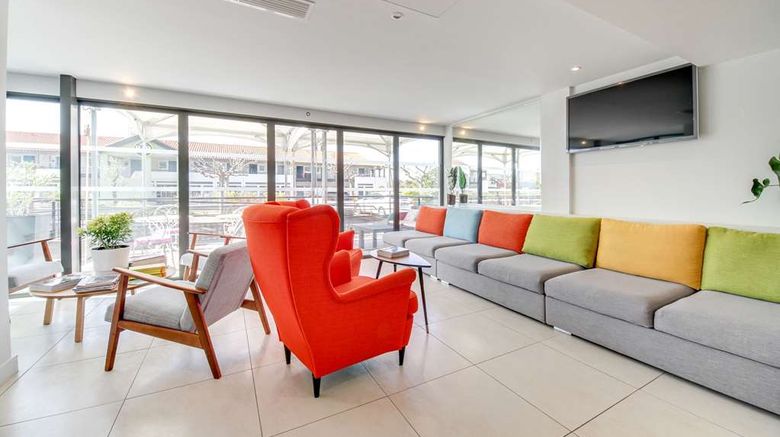 <b>Brit Hotel Porte d'Espagne Meeting</b>. Images powered by <a href="https://iceportal.shijigroup.com/" title="IcePortal" target="_blank">IcePortal</a>.