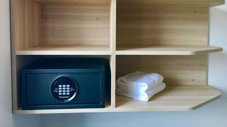 <b>Brit Hotel Martigues Saint-Mitre Room</b>. Images powered by <a href="https://iceportal.shijigroup.com/" title="IcePortal" target="_blank">IcePortal</a>.