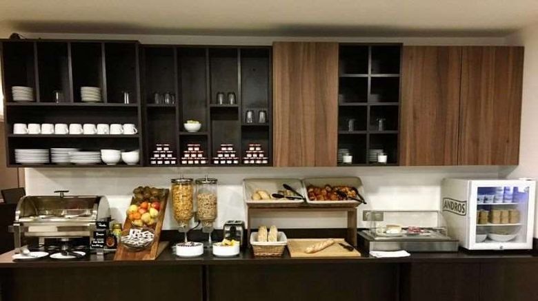 <b>Brit Hotel Martigues Saint-Mitre Restaurant</b>. Images powered by <a href="https://iceportal.shijigroup.com/" title="IcePortal" target="_blank">IcePortal</a>.