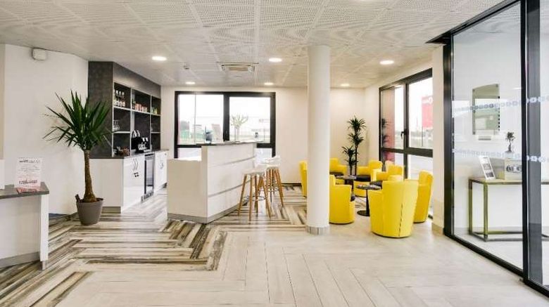 <b>Brit Hotel Confort Loches Lobby</b>. Images powered by <a href="https://iceportal.shijigroup.com/" title="IcePortal" target="_blank">IcePortal</a>.