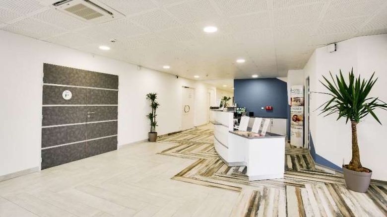 <b>Brit Hotel Confort Loches Lobby</b>. Images powered by <a href="https://iceportal.shijigroup.com/" title="IcePortal" target="_blank">IcePortal</a>.
