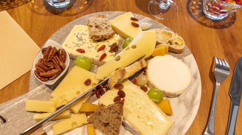 <b>Brit Hotel de l'Hippodrome Restaurant</b>. Images powered by <a href="https://iceportal.shijigroup.com/" title="IcePortal" target="_blank">IcePortal</a>.