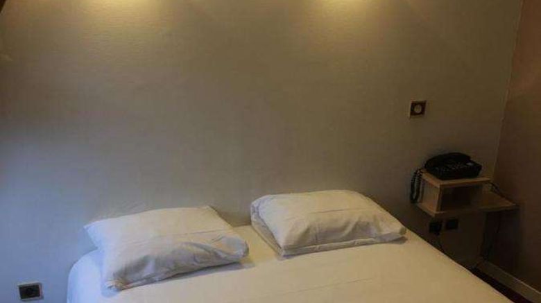 <b>Brit Hotel Le Lion d'Or Chinon Room</b>. Images powered by <a href="https://iceportal.shijigroup.com/" title="IcePortal" target="_blank">IcePortal</a>.