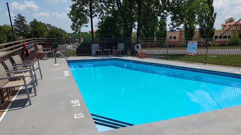 <b>Sonesta Essential Hotels Overland Park Pool</b>. Images powered by <a href="https://iceportal.shijigroup.com/" title="IcePortal" target="_blank">IcePortal</a>.