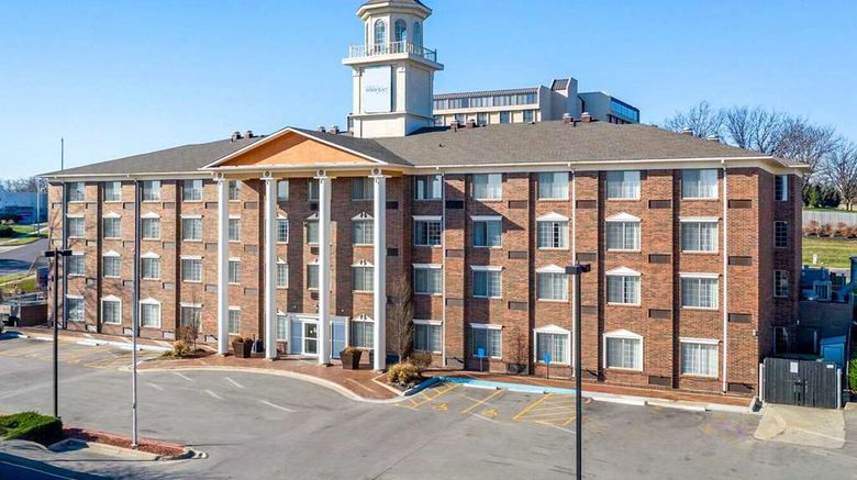 <b>Sonesta Essential Hotels Overland Park Exterior</b>. Images powered by <a href="https://iceportal.shijigroup.com/" title="IcePortal" target="_blank">IcePortal</a>.