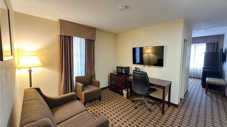<b>Sonesta Essential Hotels Overland Park Room</b>. Images powered by <a href="https://iceportal.shijigroup.com/" title="IcePortal" target="_blank">IcePortal</a>.