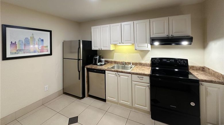 <b>Sonesta Essential Hotels Overland Park Suite</b>. Images powered by <a href="https://iceportal.shijigroup.com/" title="IcePortal" target="_blank">IcePortal</a>.