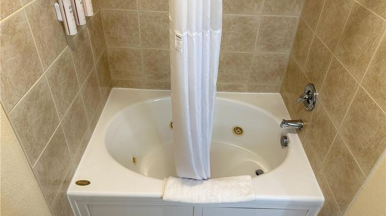 <b>Sonesta Essential Hotels Overland Park Suite</b>. Images powered by <a href="https://iceportal.shijigroup.com/" title="IcePortal" target="_blank">IcePortal</a>.