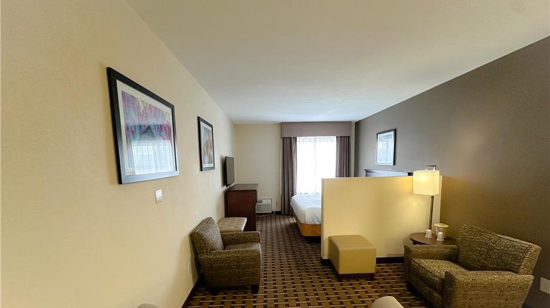 <b>Sonesta Essential Hotels Overland Park Suite</b>. Images powered by <a href="https://iceportal.shijigroup.com/" title="IcePortal" target="_blank">IcePortal</a>.