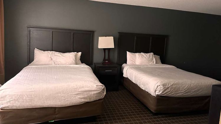 Days Inn & Suites Norton Shores Room