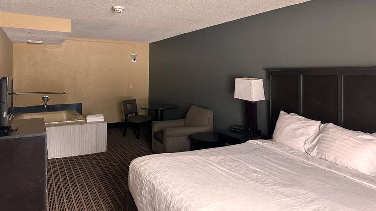 Days Inn & Suites Norton Shores Room