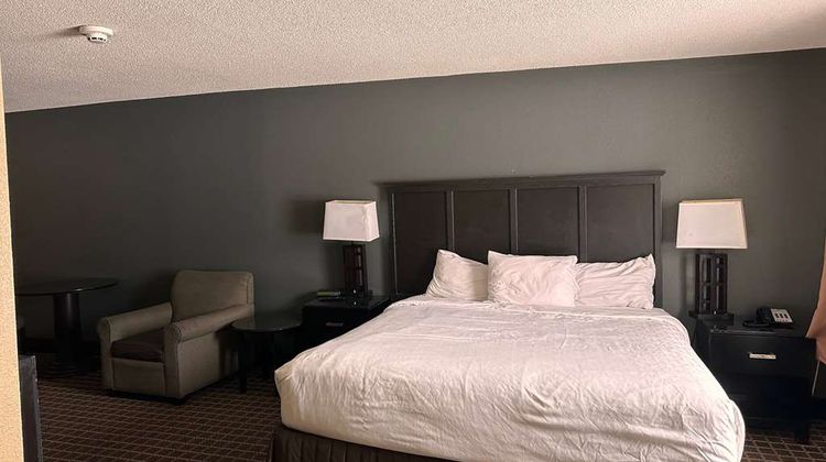 Days Inn & Suites Norton Shores Room