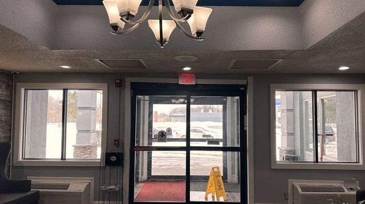 Days Inn & Suites Norton Shores Lobby