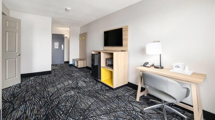 Days Inn & Suites Norton Shores Room