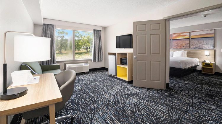 Days Inn & Suites Norton Shores Room