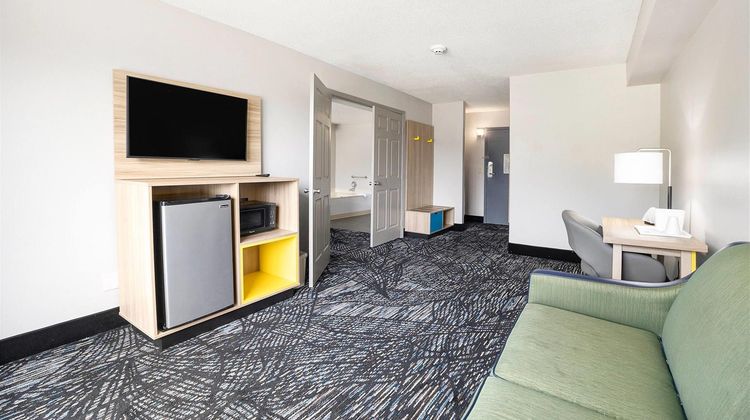 Days Inn & Suites Norton Shores Room