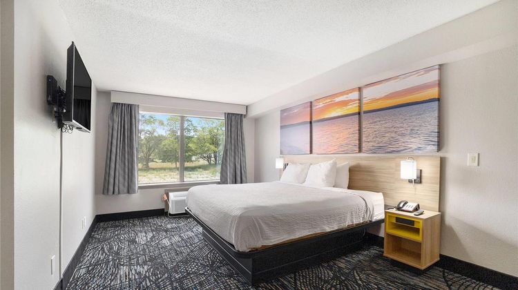 Days Inn & Suites Norton Shores Room