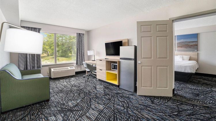 Days Inn & Suites Norton Shores Room