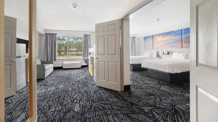 Days Inn & Suites Norton Shores Room