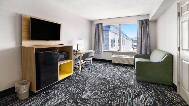 Days Inn & Suites Norton Shores Room