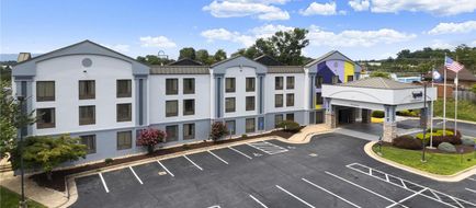 Spark by Hilton Waynesboro Exterior