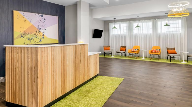 <b>Spark by Hilton Hamburg Lobby</b>. Images powered by <a href="https://iceportal.shijigroup.com/" title="IcePortal" target="_blank">IcePortal</a>.